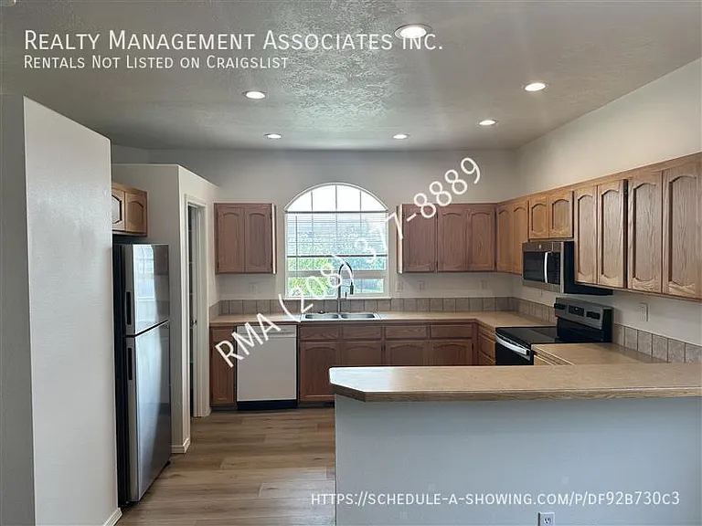 11760 W Kings Canyon St — Photo 4
