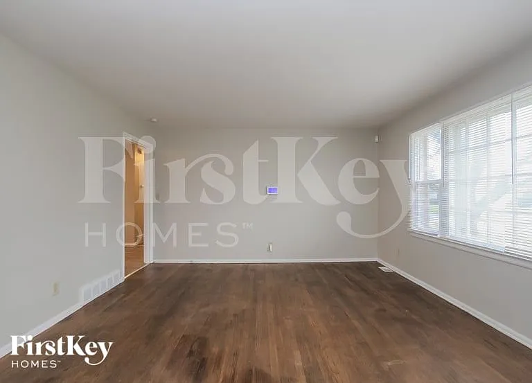 6045 N Alton Ave — Photo 2