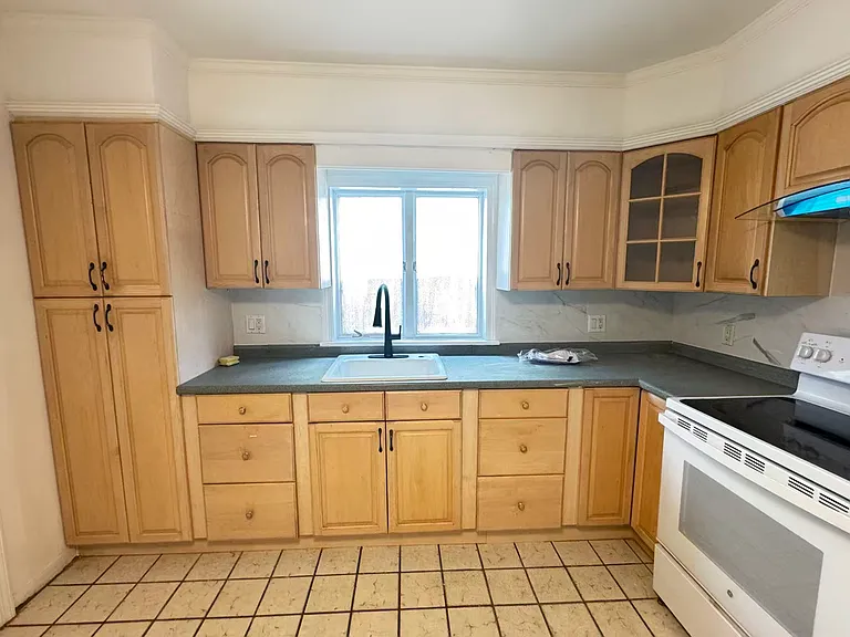 18 Beal St #1 — Photo 3