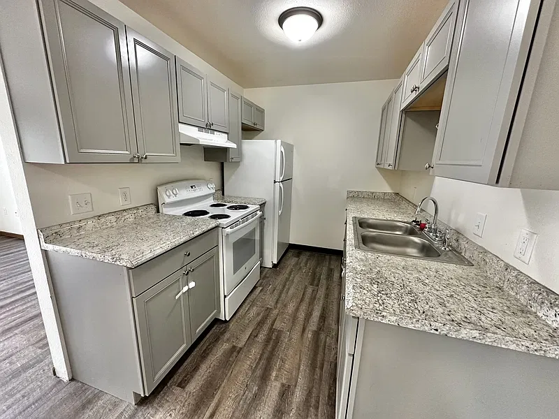 3 bed, 1.0 bath, $949 — Photo 3