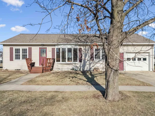 206 E Union St, Edgewood, IA 52042