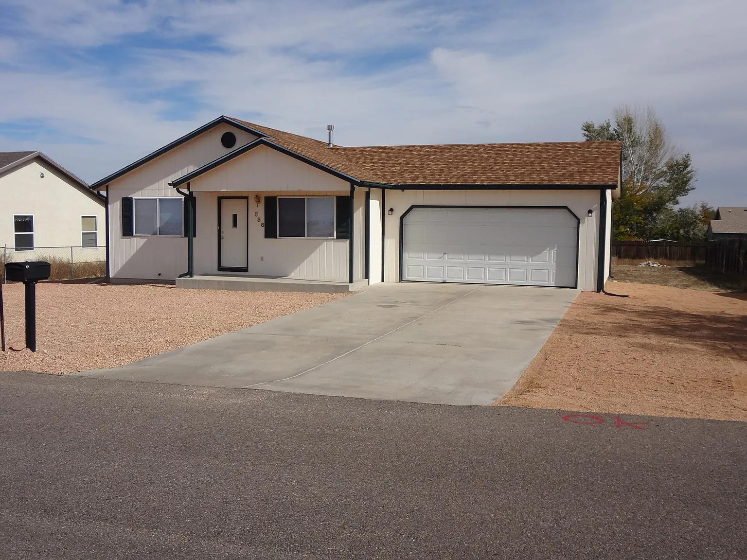 566 S Bond Dr — Photo 2