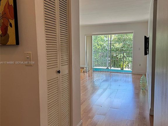 4th image of 1225 NE 124th St APT 33A
