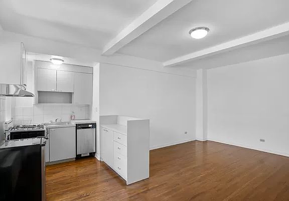 3rd image of 339 E 58th St APT 3G