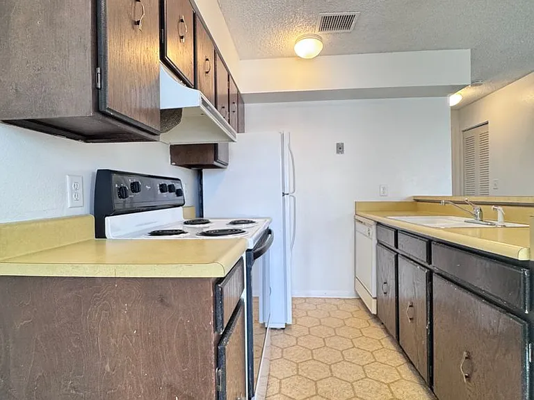1705 Heatheridge Rd #H305 — Photo 3