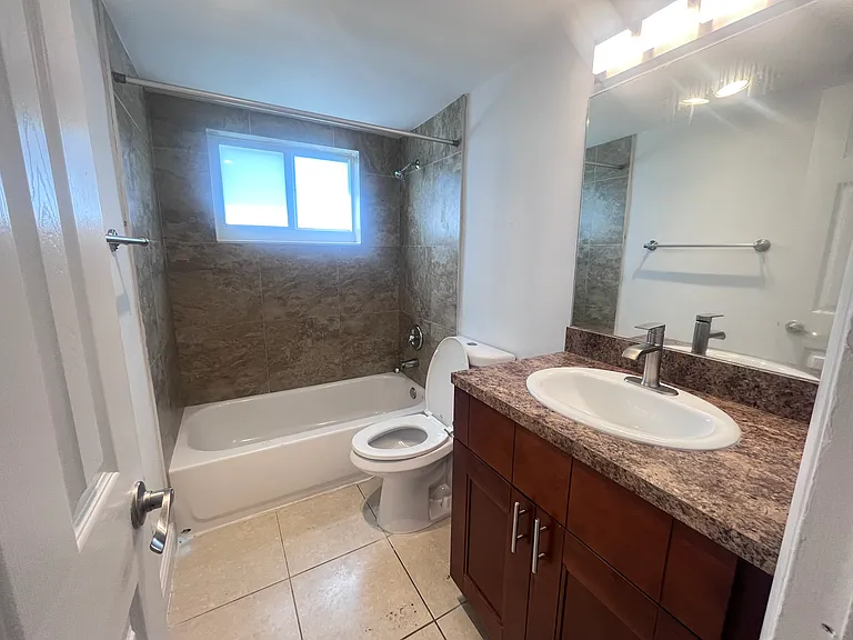 520 NE 44th St #4 — Photo 5