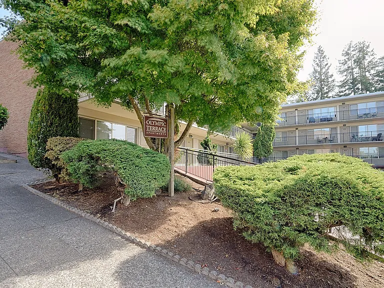 Prime location for walkable living near shops and restaurants! — Photo 1