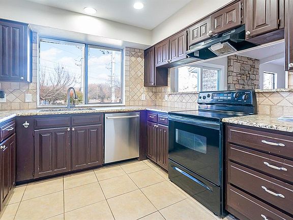 2nd image of 2833 Cummings Dr