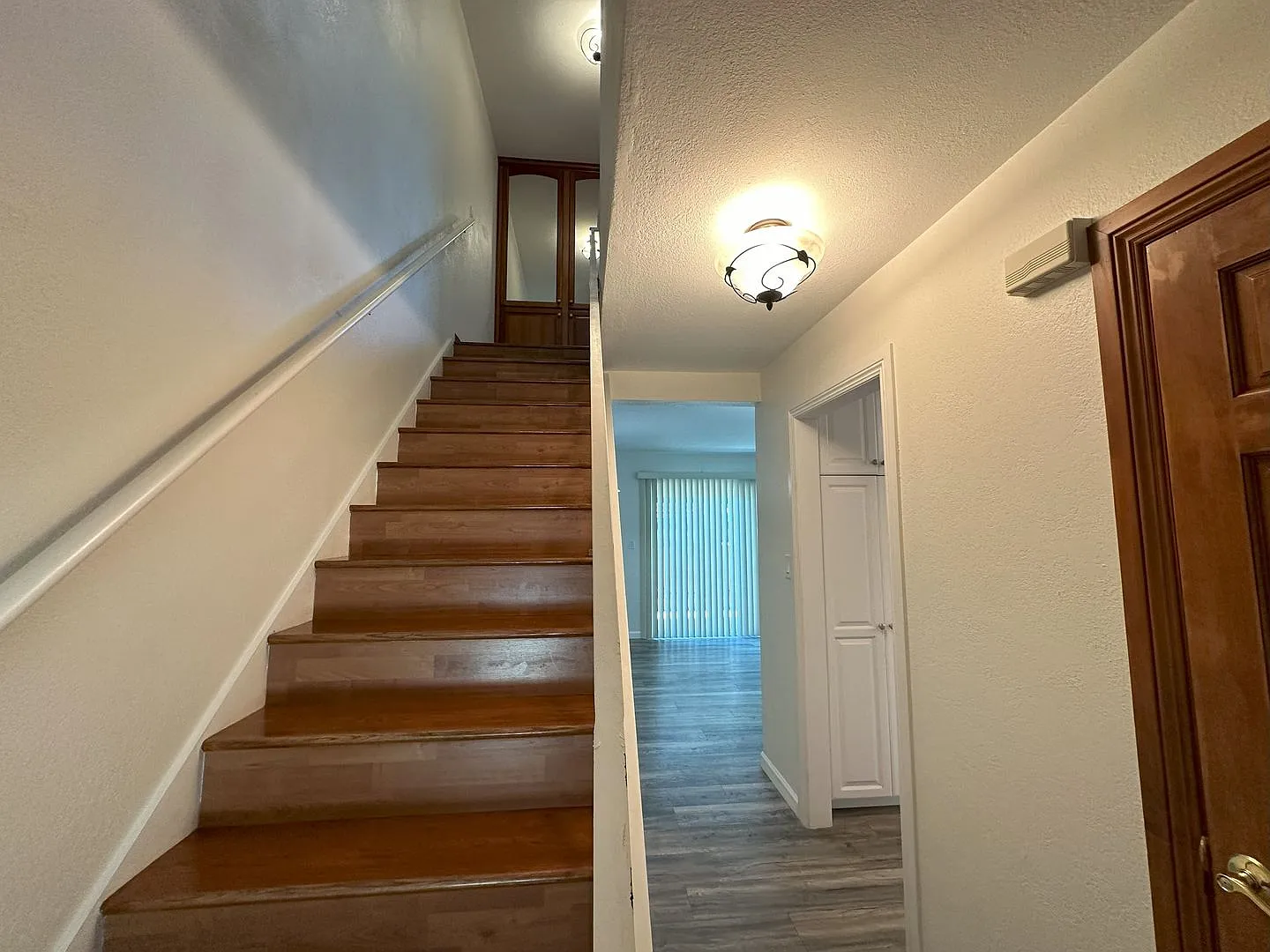 Beautiful 2 Story 2 Bed 1.5 bath Townhouse — Photo 4