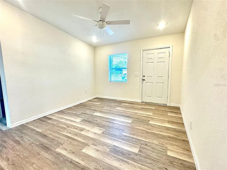 9805 N Myrtle St — Photo 4