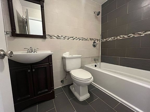 5th image of 72 De Sales Pl APT 2R