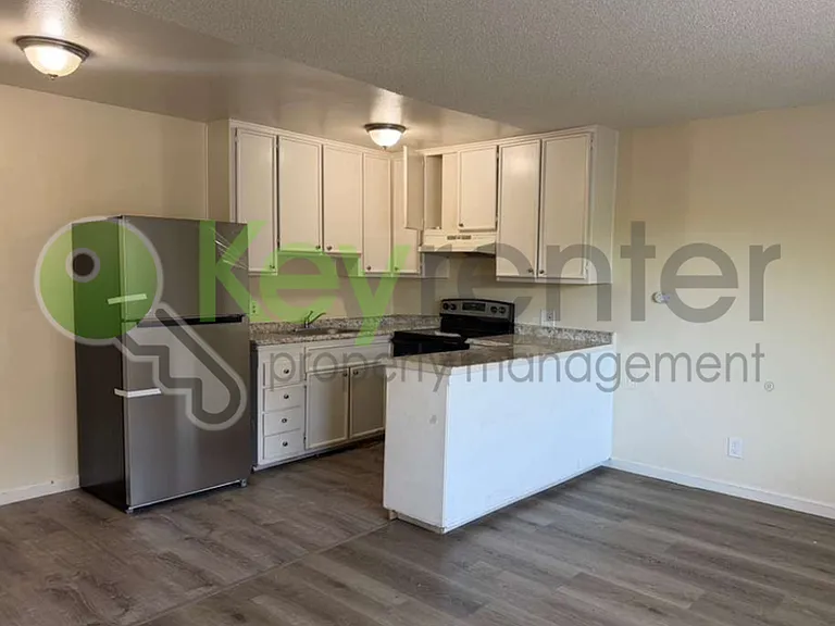 1065 Santiago Ave #6 — Photo 6