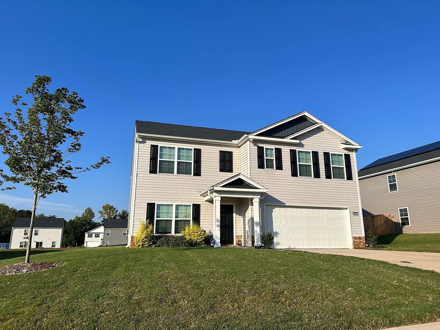 5 bed, 2511 sqft, $2,695 — Photo 2