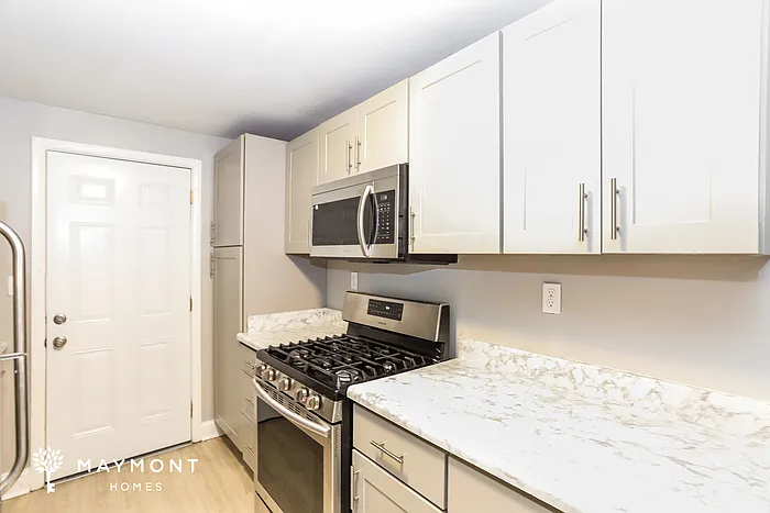 3 bed, 1.5 bath, 1272 sqft, $1,995 — Photo 3