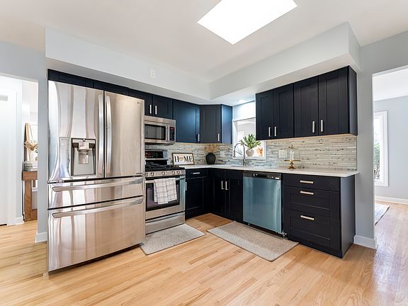 5th image of 2205 Country Knoll Ln