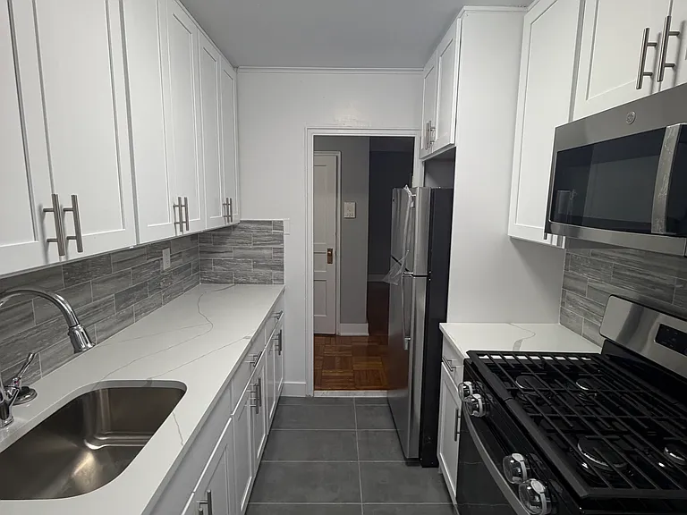 186th Ln — Photo 4