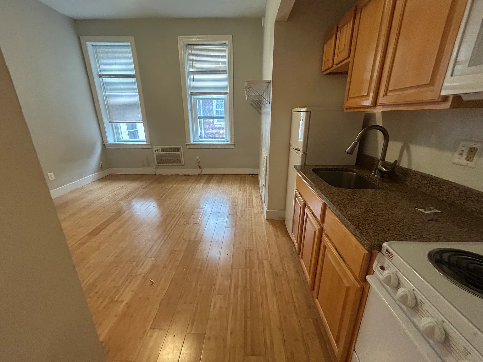 Studio, $890 — Photo 2