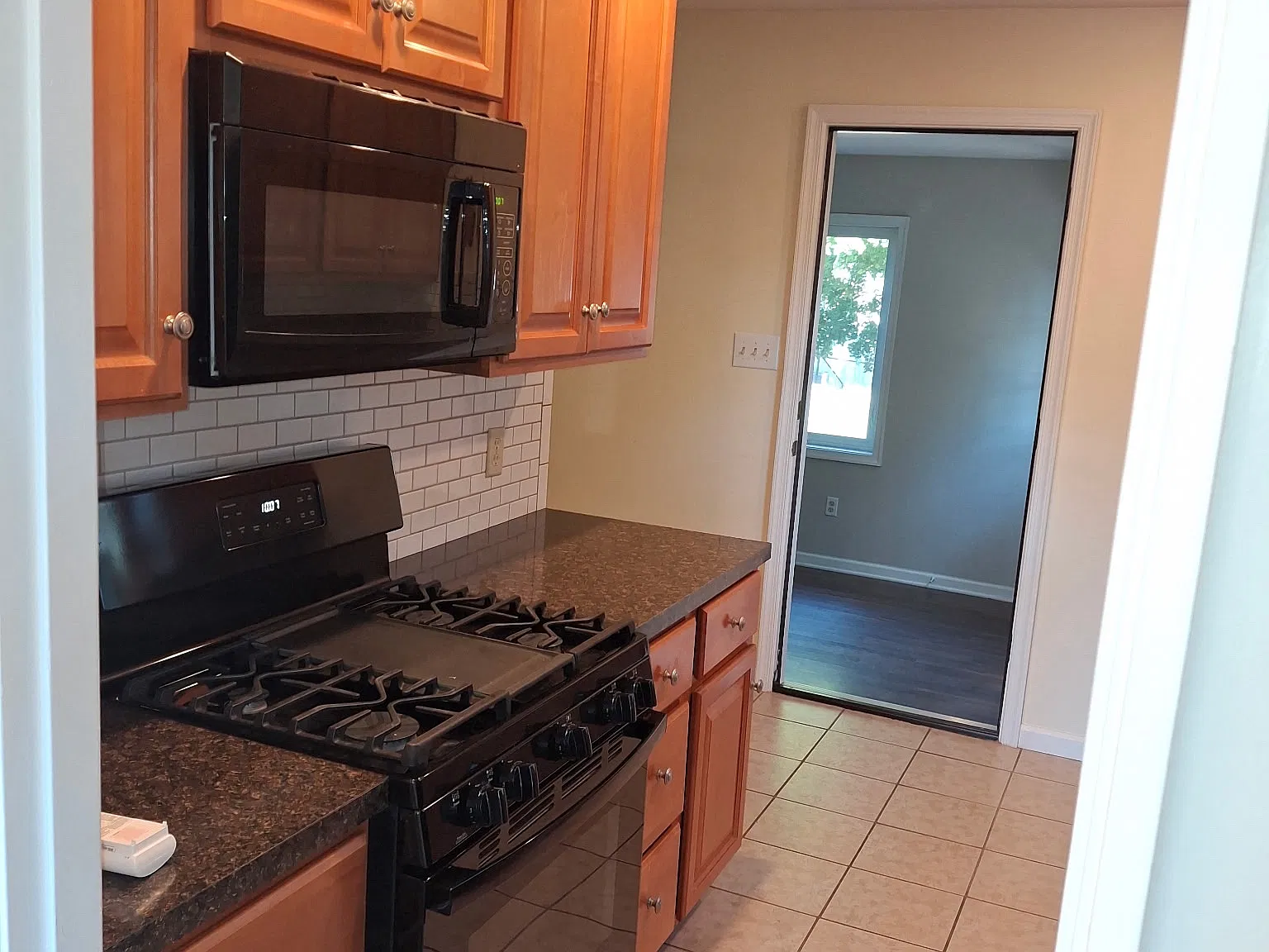3 bed, 1.5 bath, 1200 sqft, $2,450 — Photo 4