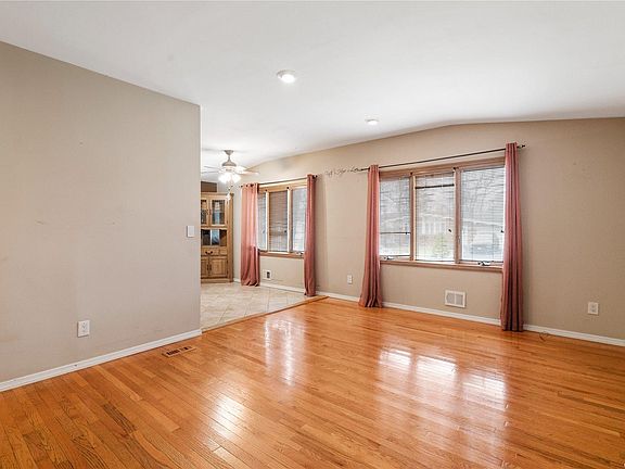 5th image of 223 Maplecrest Dr