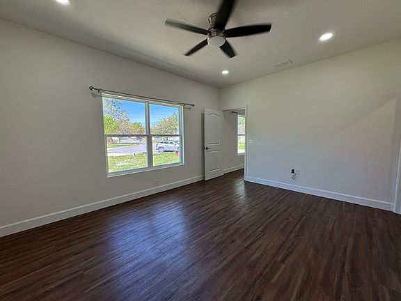 3rd image of 207 SW Rose Pointe Pl