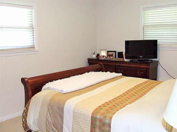 4th image of 2340 Park Ln
