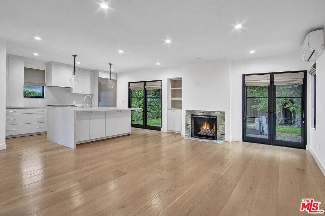 1 bed, 1.5 bath, 900 sqft, $4,583 — Photo 1