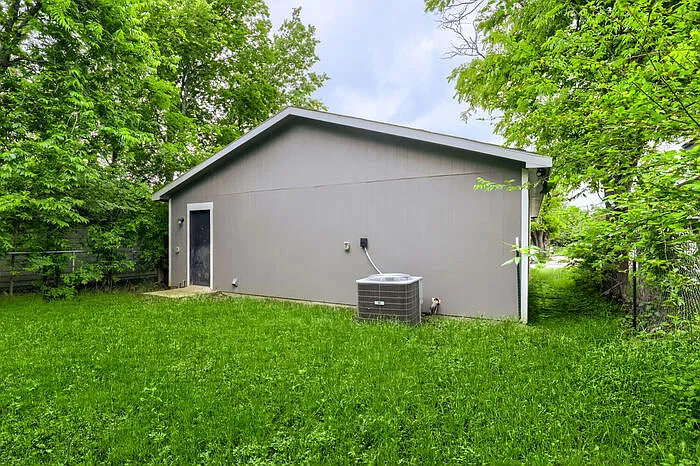 503 Henderson St — Photo 12