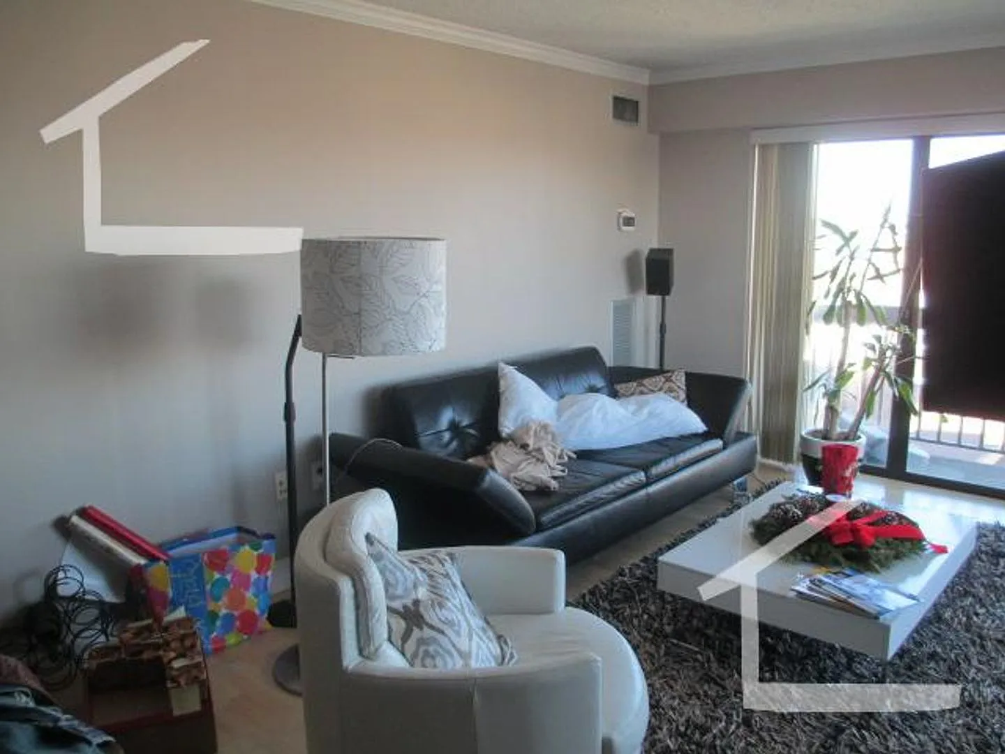 Spacious Top-Floor 2-Bedroom with Heat Included & Garage Parking! — Photo 2