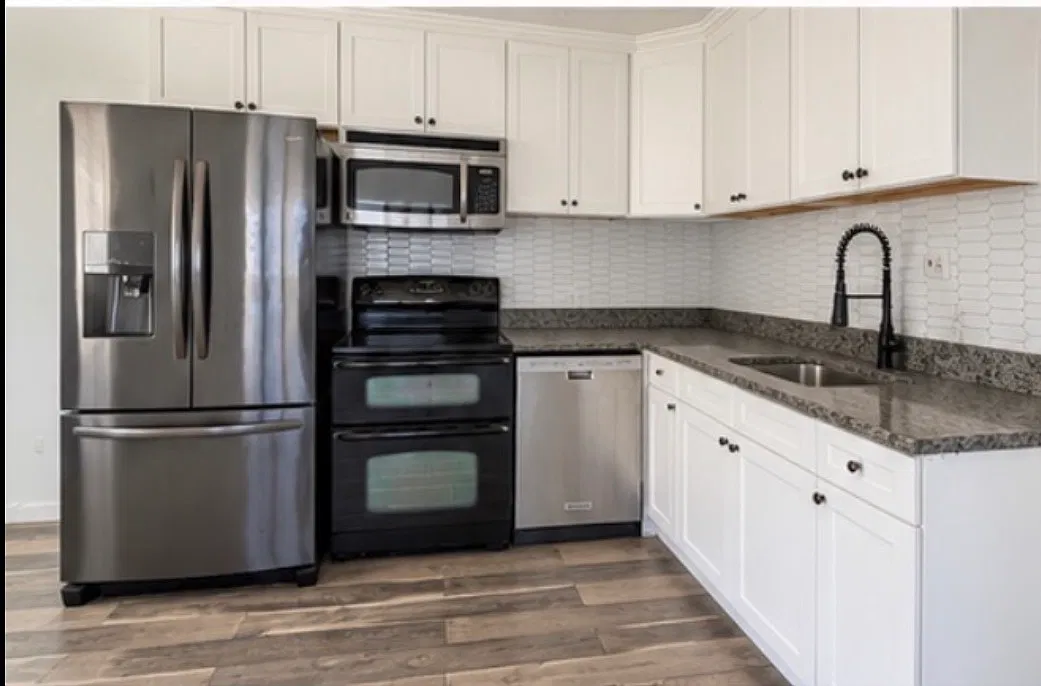 3 bed, 1300 sqft, $4,200 — Photo 3