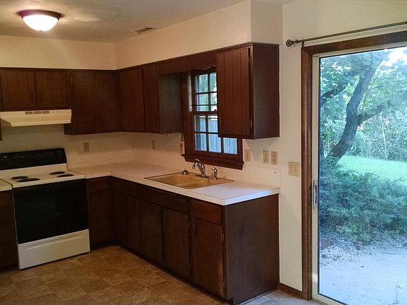 2nd image of 553 Maple Tree Ln #553