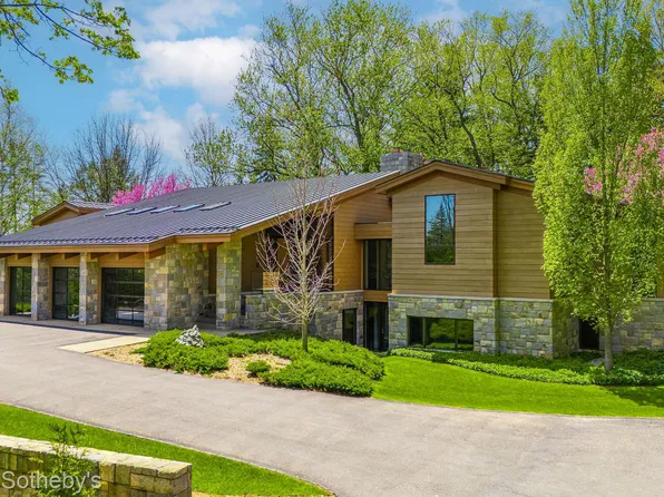 5051 Beach Rd, Troy, MI 48098