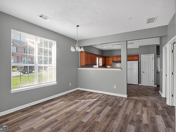 3rd image of 132 Hawkeye Ln