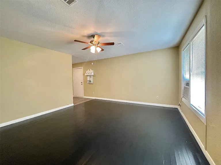 611 N Avenue D — Photo 4