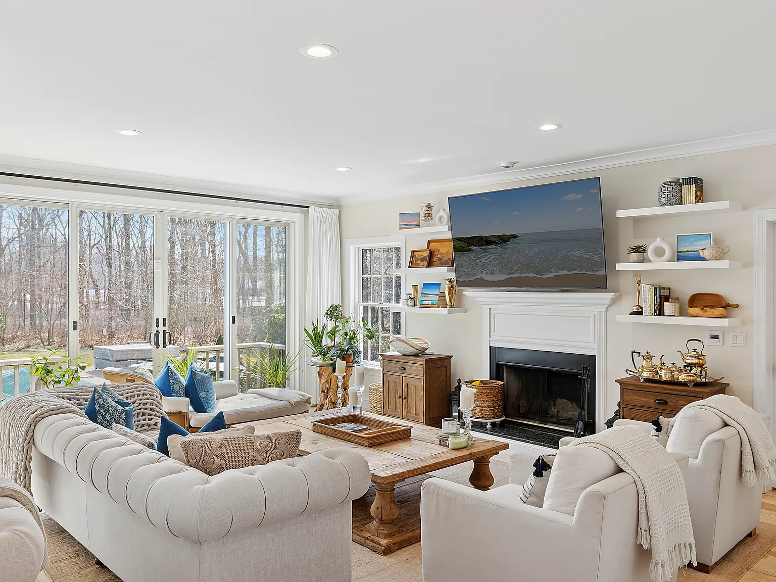 Luxurious Sagaponack Home, Newly Renovated. Spacious and Modern! — Photo 3
