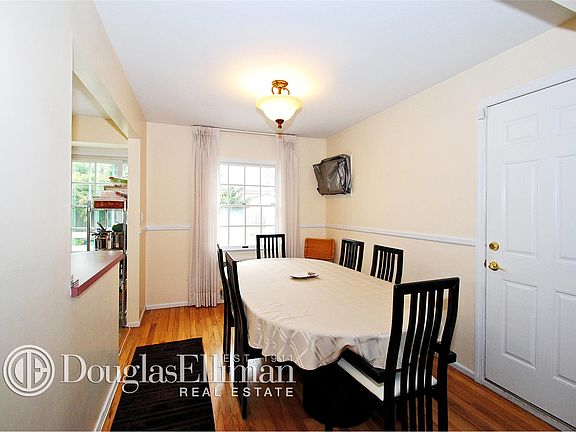 4th image of 40 Amby Ave