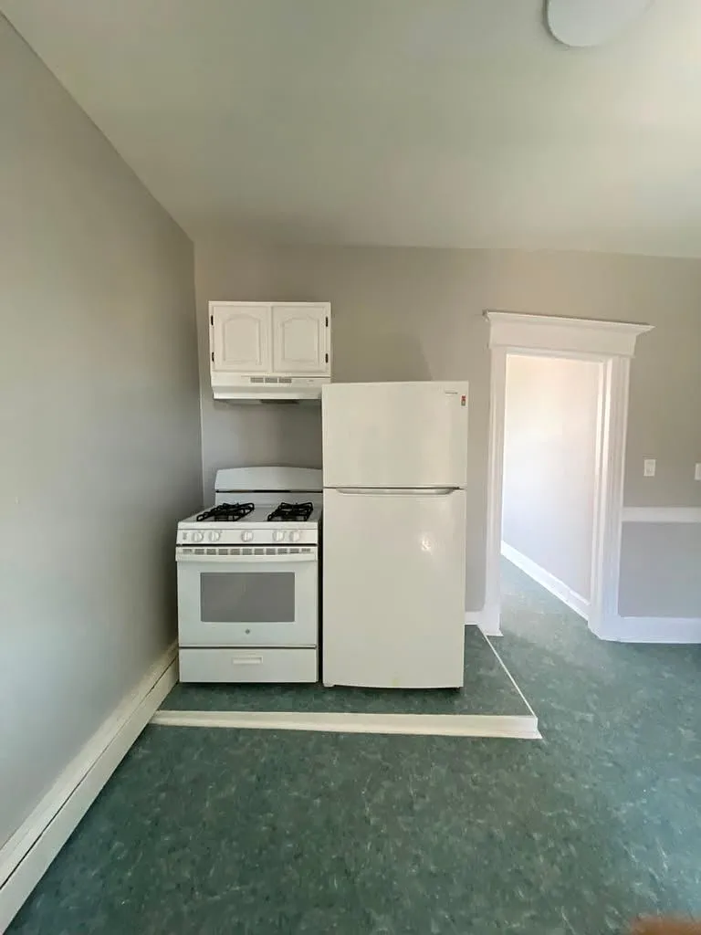 3 bed, 1.0 bath, $3,300 — Photo 2