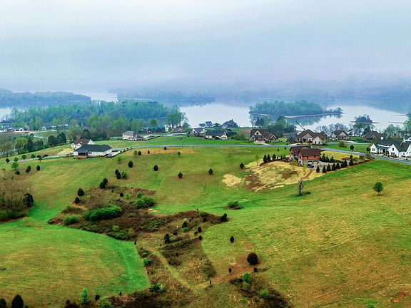 3rd image of 215 Majestic View Dr