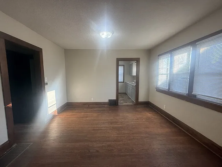 2824 Des Moines St — Photo 4