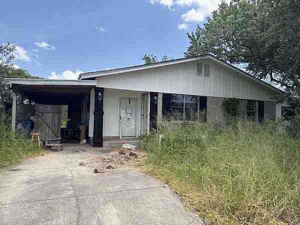 1st image of 1101 Laredo St