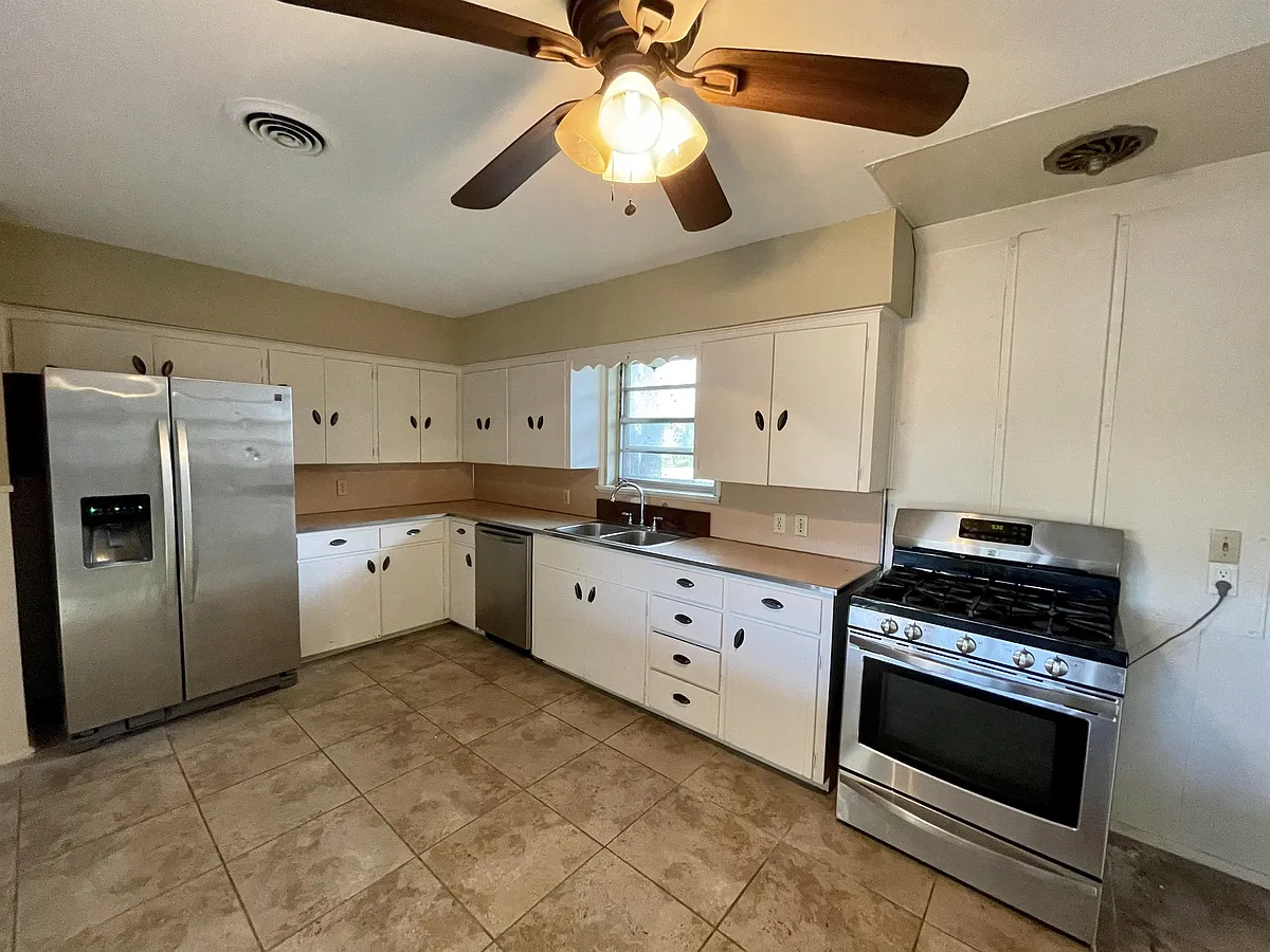 Building Photo - 1217 Linden Dr