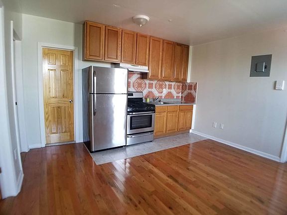 2nd image of 754 Park Pl APT 4
