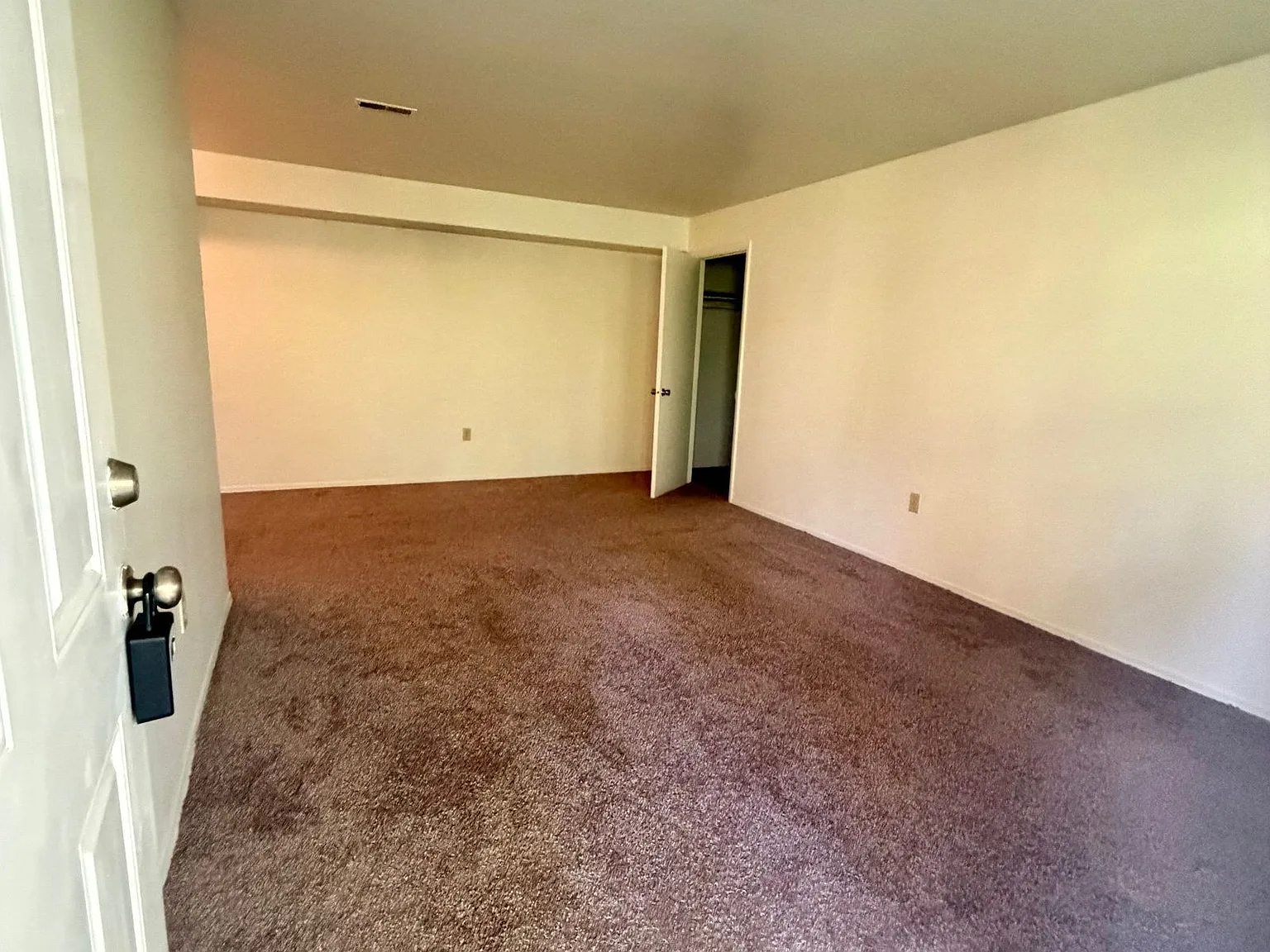 2 bed, 1.0 bath, 900 sqft, $1,275 — Photo 2