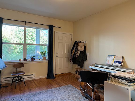 3rd image of 311 Aloha St APT 4