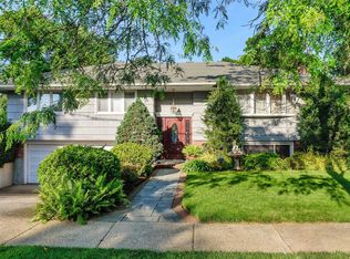 1929 Schermerhorn St, Merrick, NY 11566