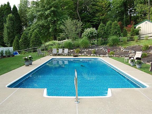 4th image of 109 Saint Clair Cir
