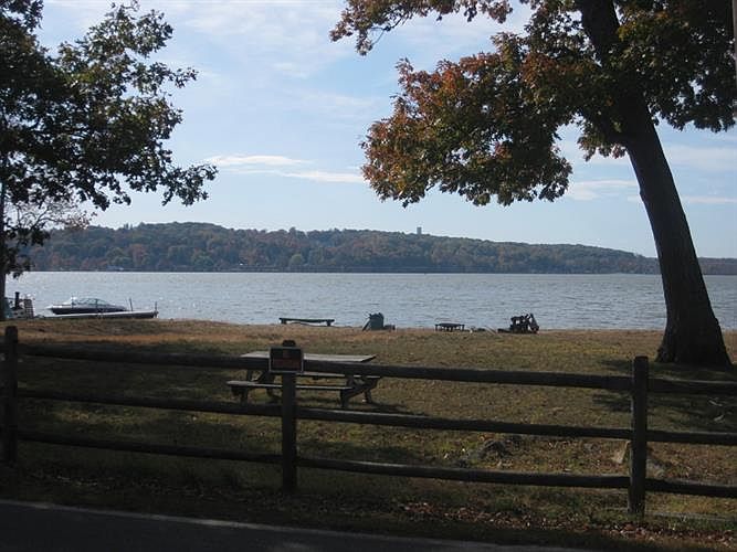 2nd image of 134 Sand Shore Rd