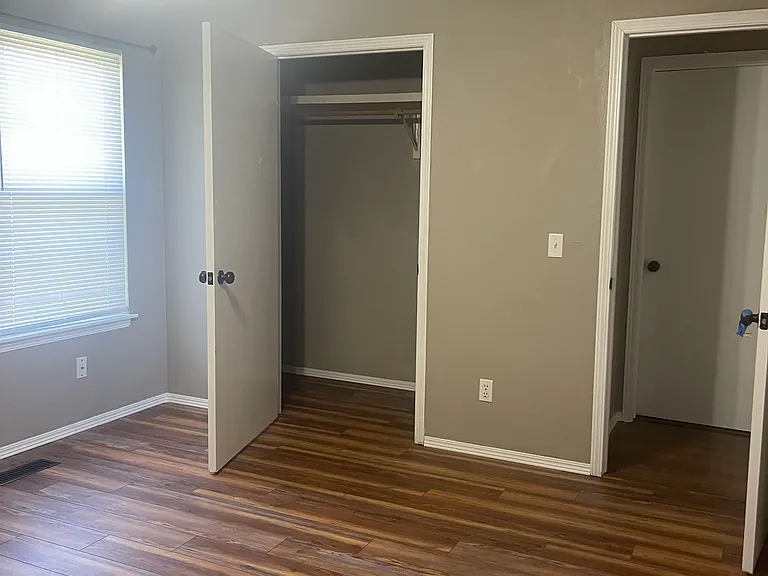 220 Ravenwood Blvd — Photo 6