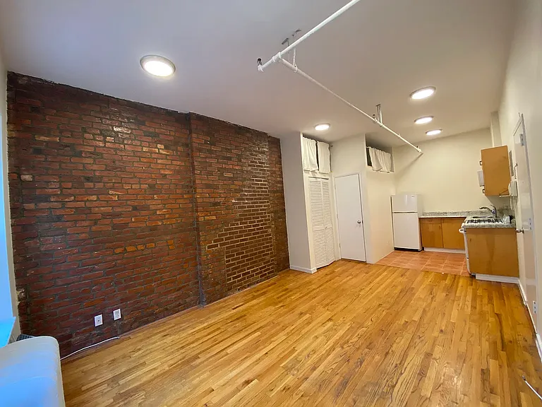 315 W 30th St #3F — Photo 1