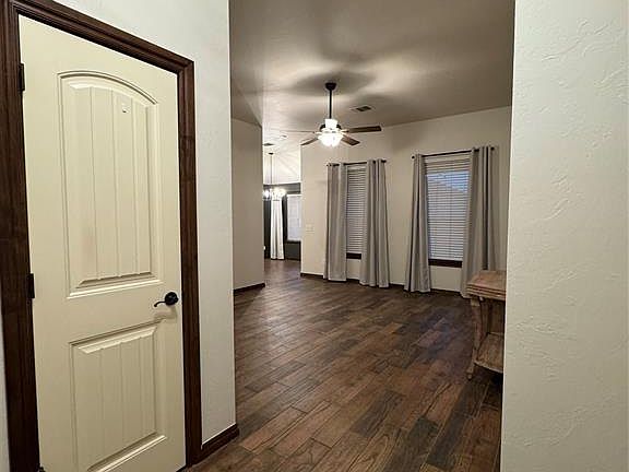 4th image of 2104 Diana Dr