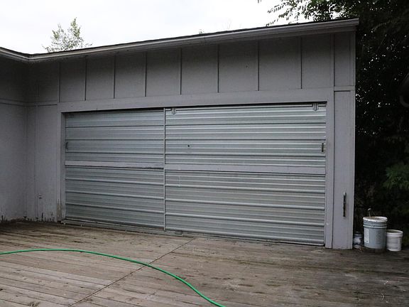 Outside shed for renters to use. Garage is for landlord use only.